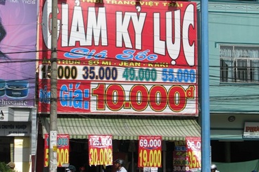 Hàng thời trang đua "giảm giá kỷ lục" cuối năm