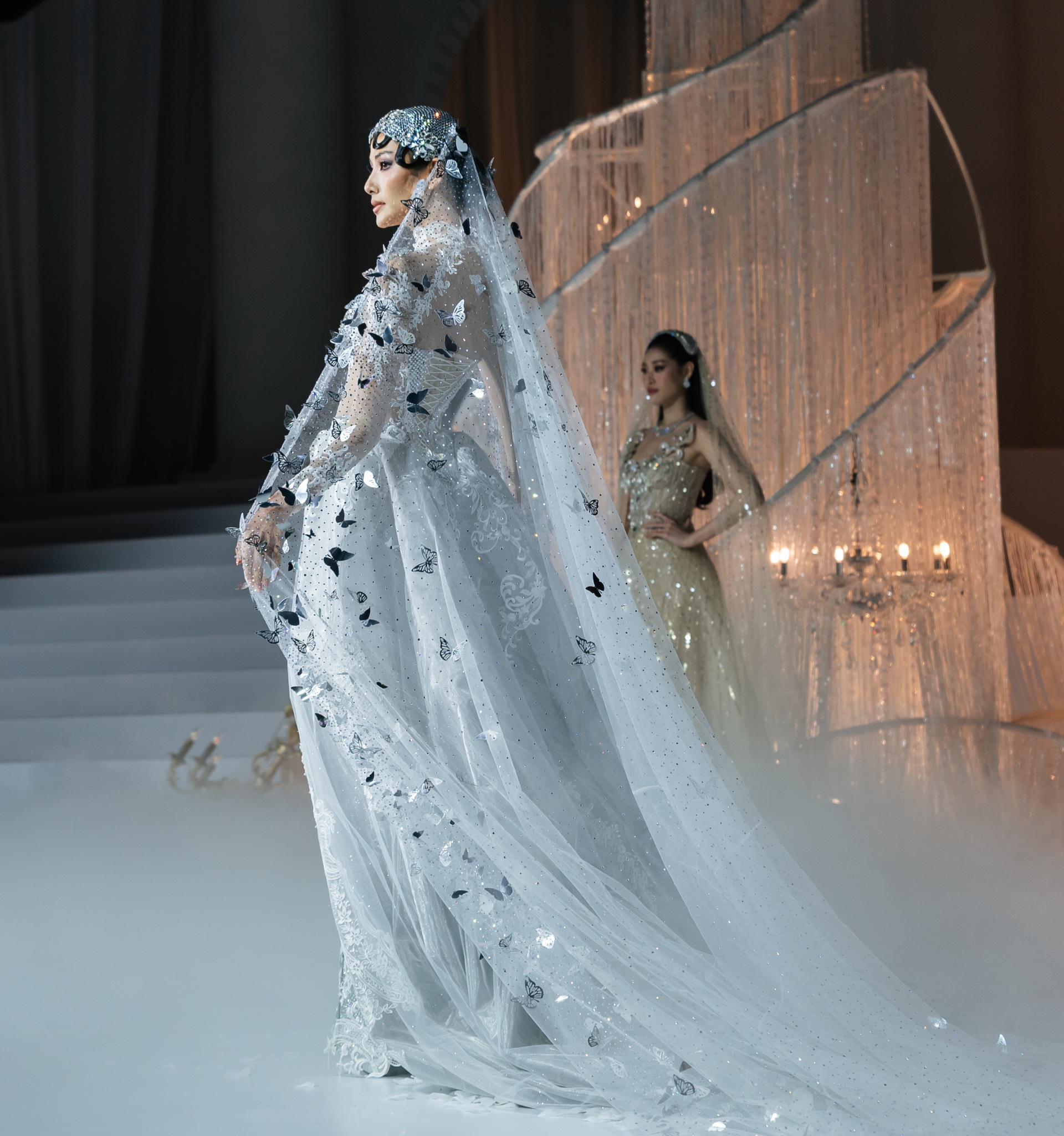 Hoàng Thùy gây sốt với pha xử lý sự cố khi catwalk trên giày cao 20cm - 3 Hoàng Thùy gây sốt với pha xử lý sự cố khi catwalk trên giày cao 20cm - 3