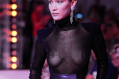 Bella Hadid "phô" trọn vòng một trên sàn catwalk