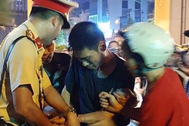 Hà Nội: Đang làm nhiệm vụ, CSGT bị người đàn ông cầm gạch đập trúng đầu