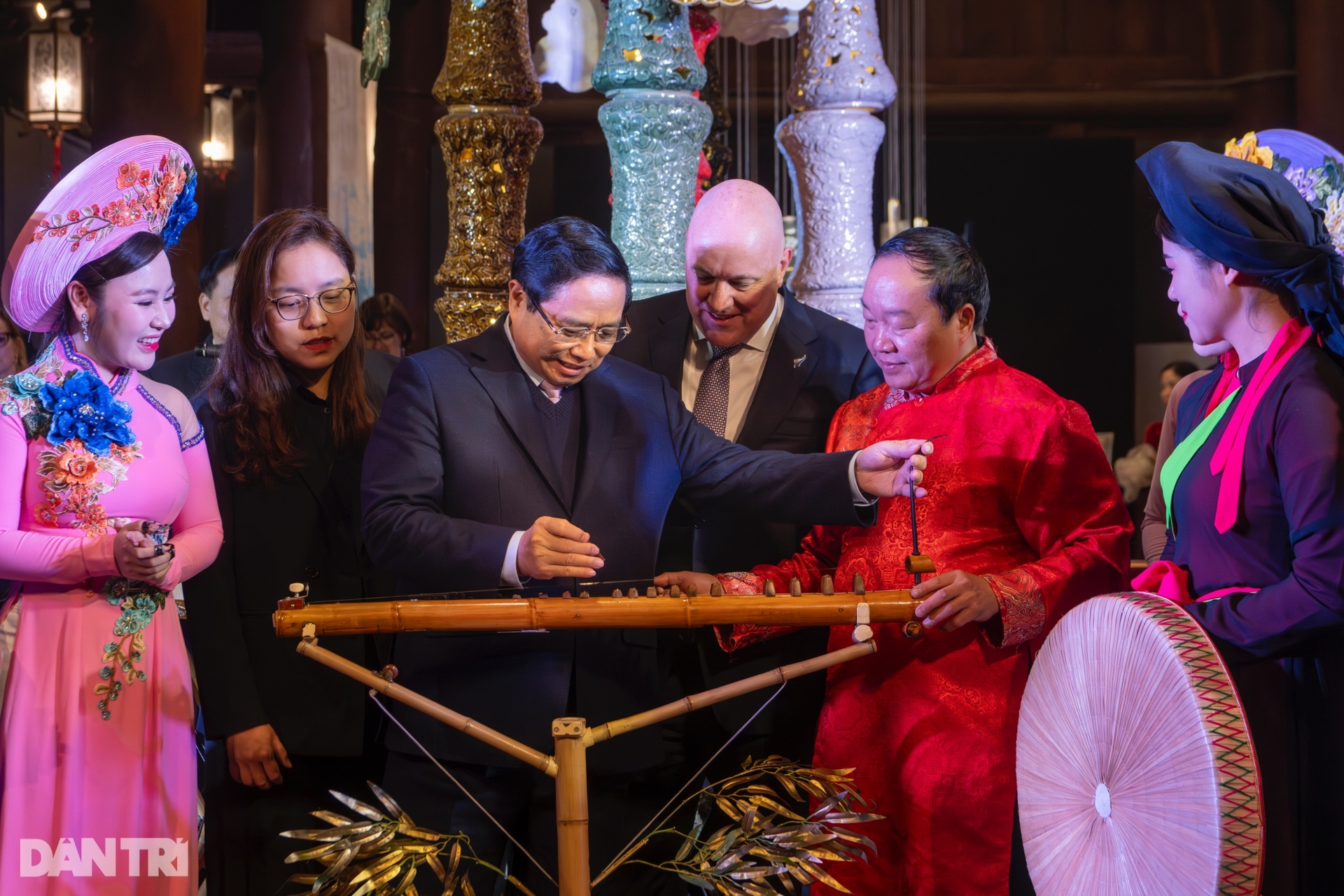Hai Thủ tướng cùng trải nghiệm đánh đàn bầu tại Văn Miếu - Quốc Tử Giám - 13 Hai Thủ tướng cùng trải nghiệm đánh đàn bầu tại Văn Miếu - Quốc Tử Giám - 13