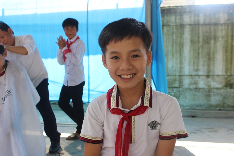 “Hiệu cắt tóc không đồng” dành cho học trò nghèo - 5 “Hiệu cắt tóc không đồng” dành cho học trò nghèo - 5