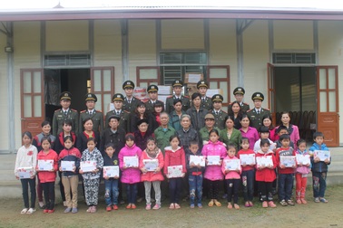 Ấm áp tấm lòng chiến sĩ an ninh trong hành trình “Trao yêu thương 2016”