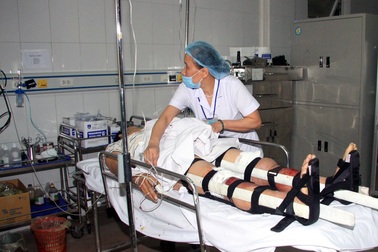 Điều dưỡng viên, sinh viên hiến máu cứu người bị nạn