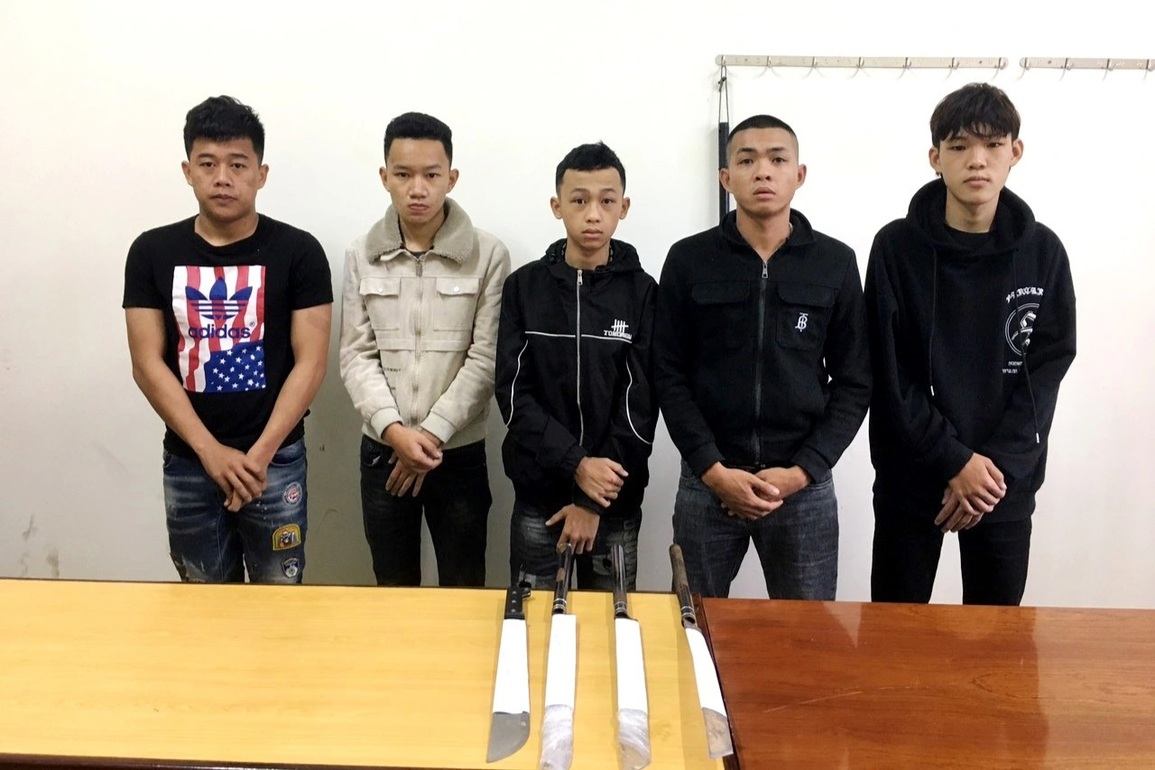 Tạm giữ nghi can chém nam thanh niên rơi từ bờ tường cao 5m - 1 Tạm giữ nghi can chém nam thanh niên rơi từ bờ tường cao 5m - 1
