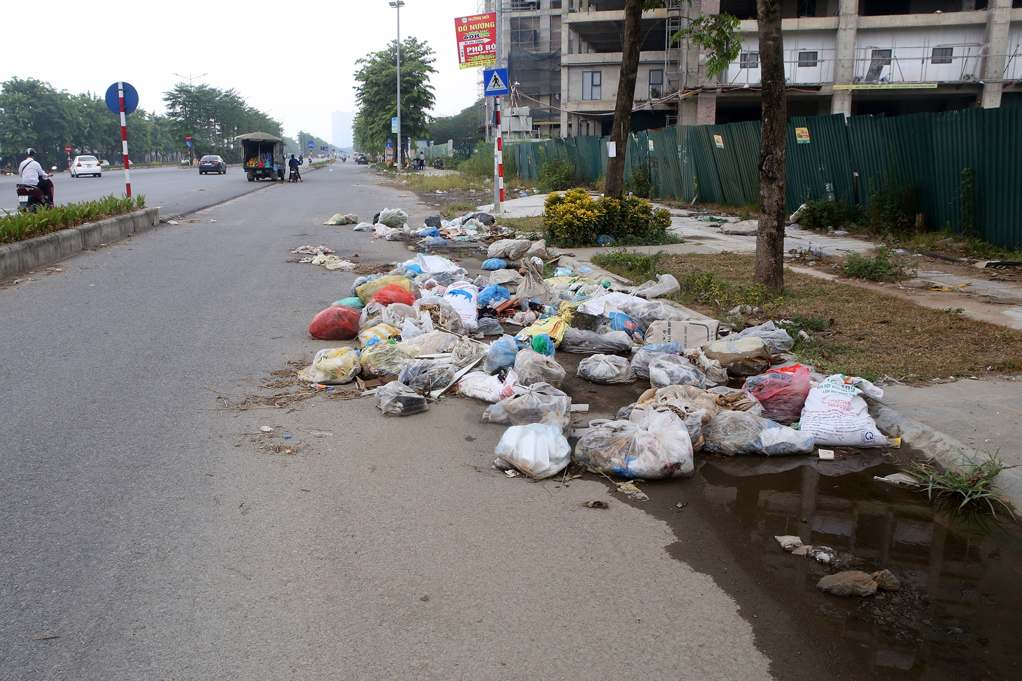 Rác ngổn ngang dọc tuyến đường nghìn tỷ giữa trung tâm Hà Nội - 9 Rác ngổn ngang dọc tuyến đường nghìn tỷ giữa trung tâm Hà Nội - 9