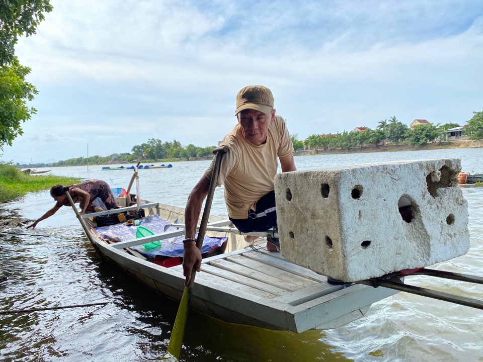Thương binh hạng 1/4 làm giàu từ nuôi cá, thu lãi 100 triệu đồng/năm - 2 Thương binh hạng 1/4 làm giàu từ nuôi cá, thu lãi 100 triệu đồng/năm - 2