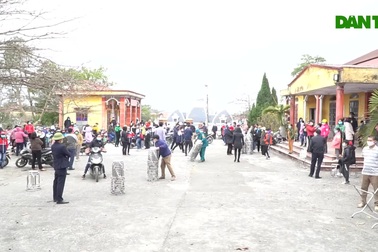 Hàng trăm người "nườm nượp" đi xét nghiệm nhanh Covid-19 ở Hải Dương