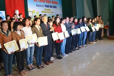 Học bổng Phạm Văn Đồng tiếp sức hơn 600 sinh viên khá, giỏi