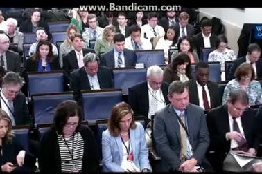 Nhà Trắng lý giải cái bắt tay “kỳ lạ” của Tổng thống Obama và Chủ tịch Castro