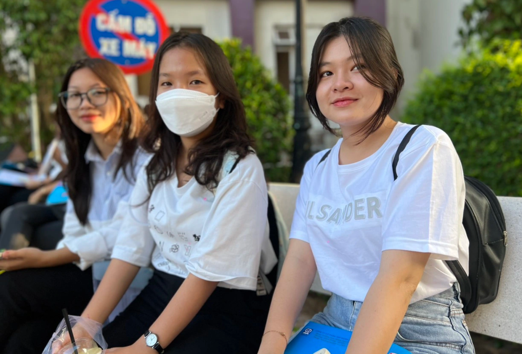 Thi đánh giá năng lực Đại học Quốc gia TPHCM: Nữ sinh bật khóc giữa trường - 3 Thi đánh giá năng lực Đại học Quốc gia TPHCM: Nữ sinh bật khóc giữa trường - 3