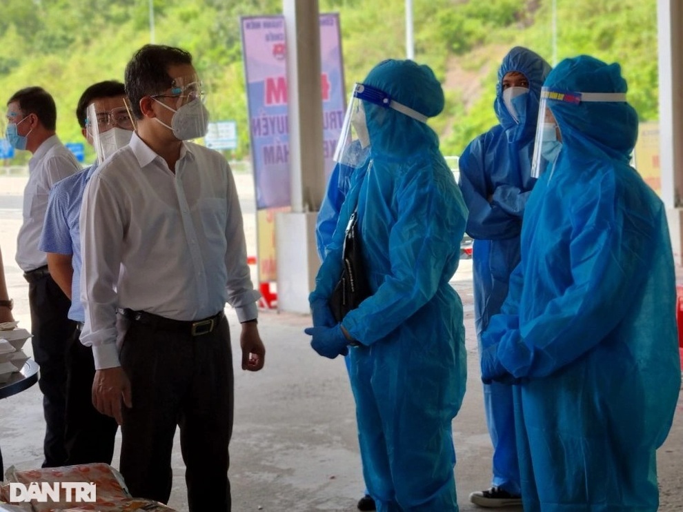 Bí thư Đà Nẵng trao chìa khóa xe máy tặng người dân đang trên đường về quê - 1 Bí thư Đà Nẵng trao chìa khóa xe máy tặng người dân đang trên đường về quê - 1