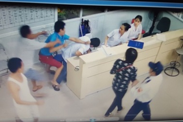 Vụ bệnh nhân tấn công bác sĩ: Do bác sĩ đề nghị không chỉ tay vào mặt