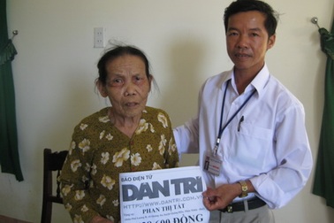 Món quà đầu tiên đến với “bà cụ 81 tuổi và đứa cháu mồ côi”