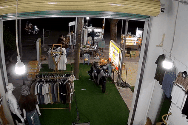 Nam thanh niên tấn công bé gái 10 tuổi, đập phá quầy bán đồ ăn vặt