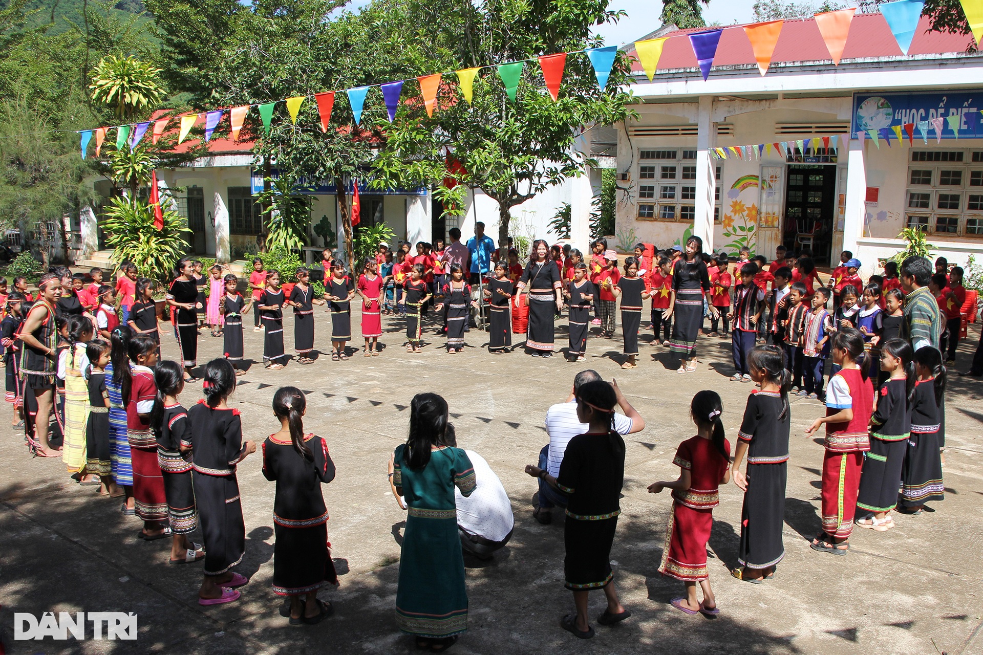 Khởi công công trình phòng học Dân trí ở vùng khó khăn tỉnh Kon Tum - 6 Khởi công công trình phòng học Dân trí ở vùng khó khăn tỉnh Kon Tum - 6