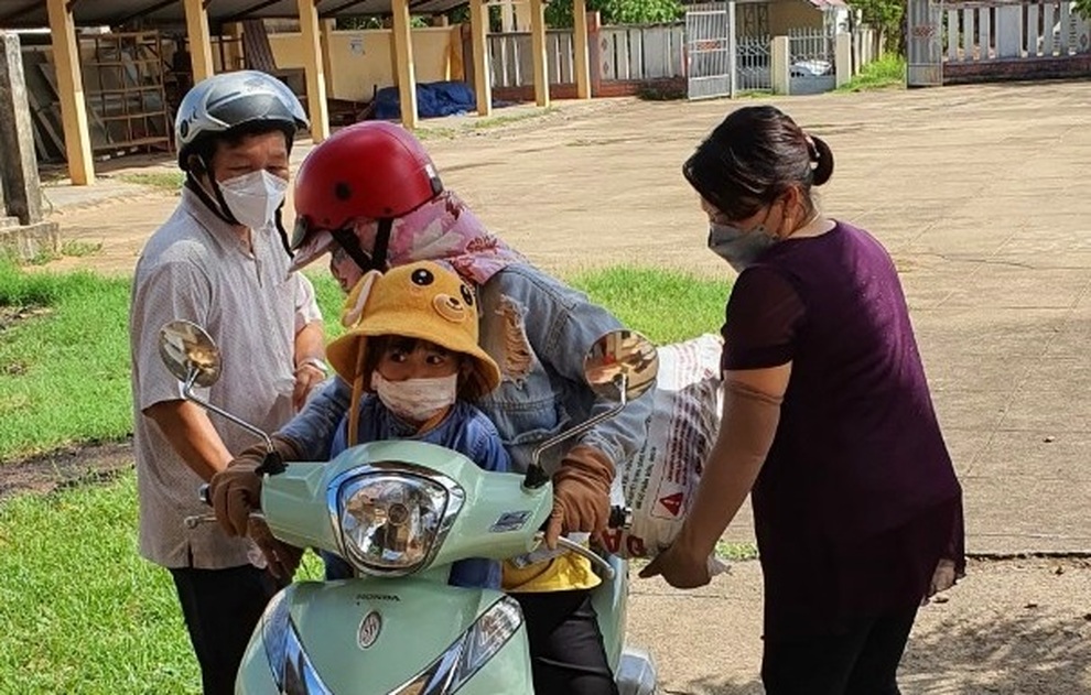 Bà con Bình Định gom từng bó rau, quả trứng… gửi vào TPHCM thân yêu - 2 Bà con Bình Định gom từng bó rau, quả trứng… gửi vào TPHCM thân yêu - 2