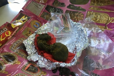 Kinh hoàng bùa may mắn mang hình thù thai nhi