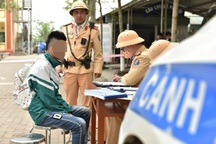 Kiểm tra đột xuất, CSGT phát hiện loạt xe máy độ, chế của học sinh