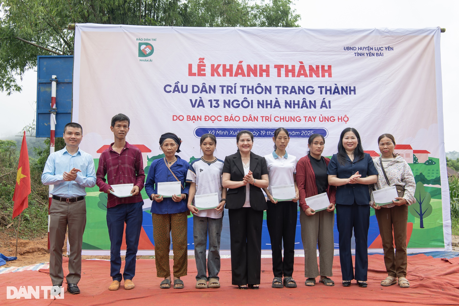 Niềm vui vỡ òa ngày khánh thành cây cầu mơ ước và 13 ngôi nhà Nhân ái - 11 Niềm vui vỡ òa ngày khánh thành cây cầu mơ ước và 13 ngôi nhà Nhân ái - 11
