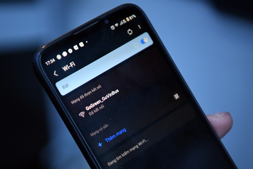 Hành khách thích thú khi lần đầu được đi xe buýt điện thân thiện với môi trường - 6