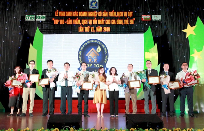 Chương trình “Top 100 - Sản phẩm, Dịch vụ tốt nhất cho Gia đình, Trẻ em” lần thứ 7 - phiên bản đặc biệt - Ảnh 1. Chương trình “Top 100 - Sản phẩm, Dịch vụ tốt nhất cho Gia đình, Trẻ em” lần thứ 7 - phiên bản đặc biệt - Ảnh 1.