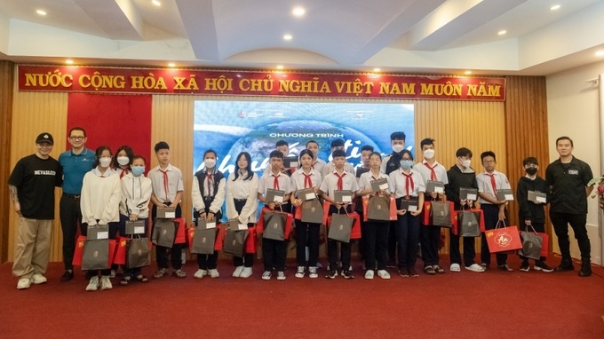 Đại diện Vietnam Airlines và SpaceSpeakers Group trao quà Tết cho các em nhỏ.