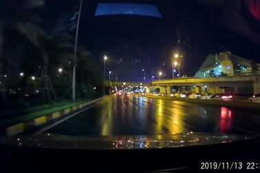 Không làm chủ tốc độ, ô tô leo lên dải phân cách cứng và suýt lật