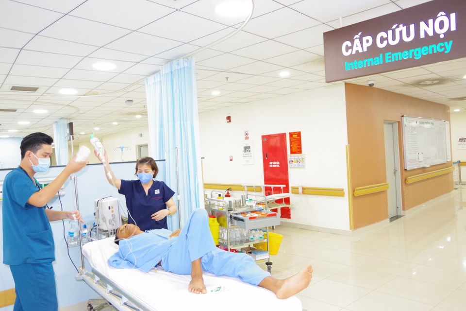 Trực thăng vượt biển xuyên đêm trong thời tiết xấu cứu bệnh nhân - 5 Trực thăng vượt biển xuyên đêm trong thời tiết xấu cứu bệnh nhân - 5