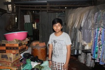 "Cha con tai biến, mẹ con ung thư, giờ con sống khổ lắm... !"