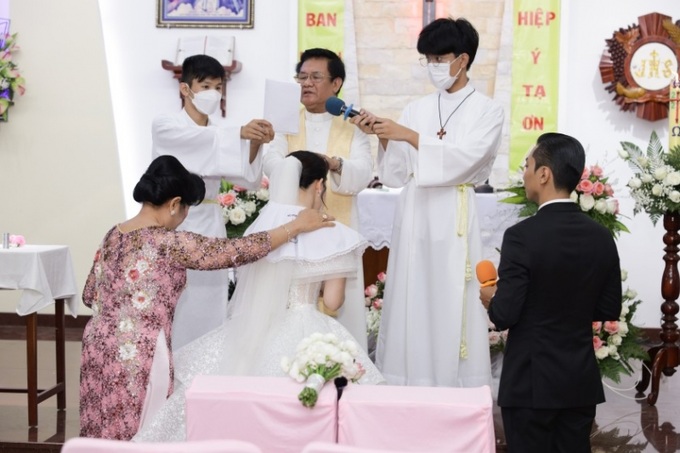 Khánh Thi và Phan Hiển thực hiện các nghi thức cưới tại Nhà thờ