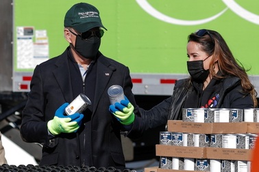 Ông Biden đích thân đóng hộp thực phẩm từ thiện trước ngày nhậm chức