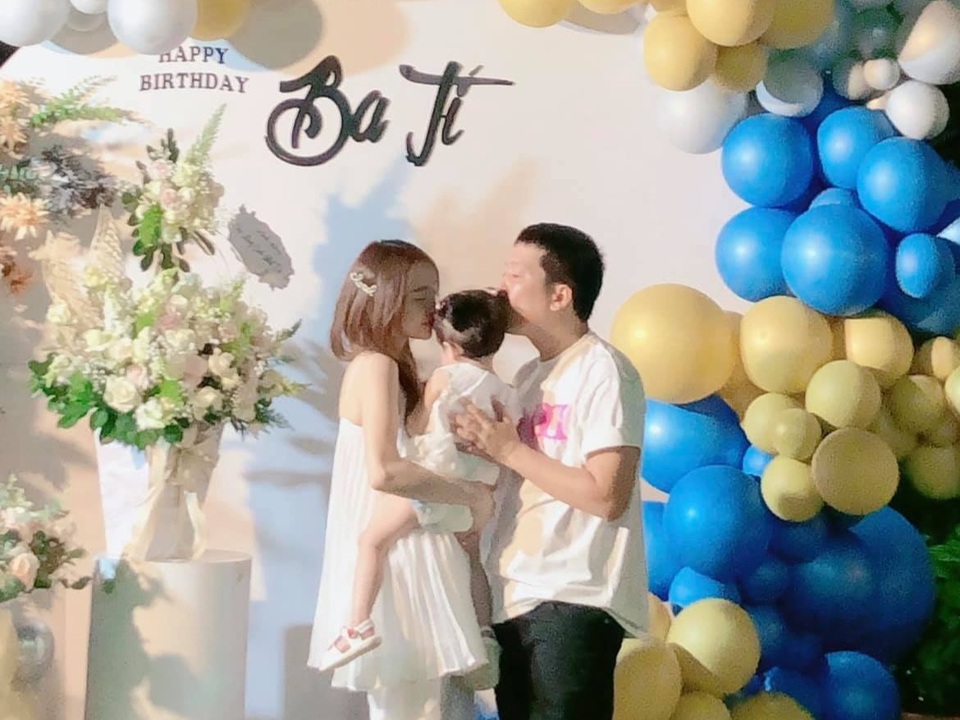 Loạt khoảnh khắc đáng yêu của Trường Giang bên con gái - 2 Loạt khoảnh khắc đáng yêu của Trường Giang bên con gái - 2