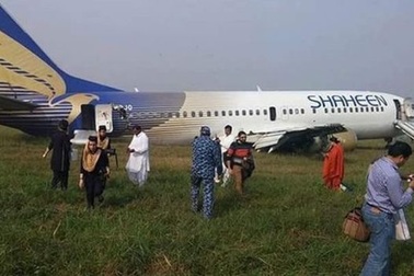 Hoảng hồn vì máy bay nổ lốp khi hạ cánh, lao khỏi đường băng