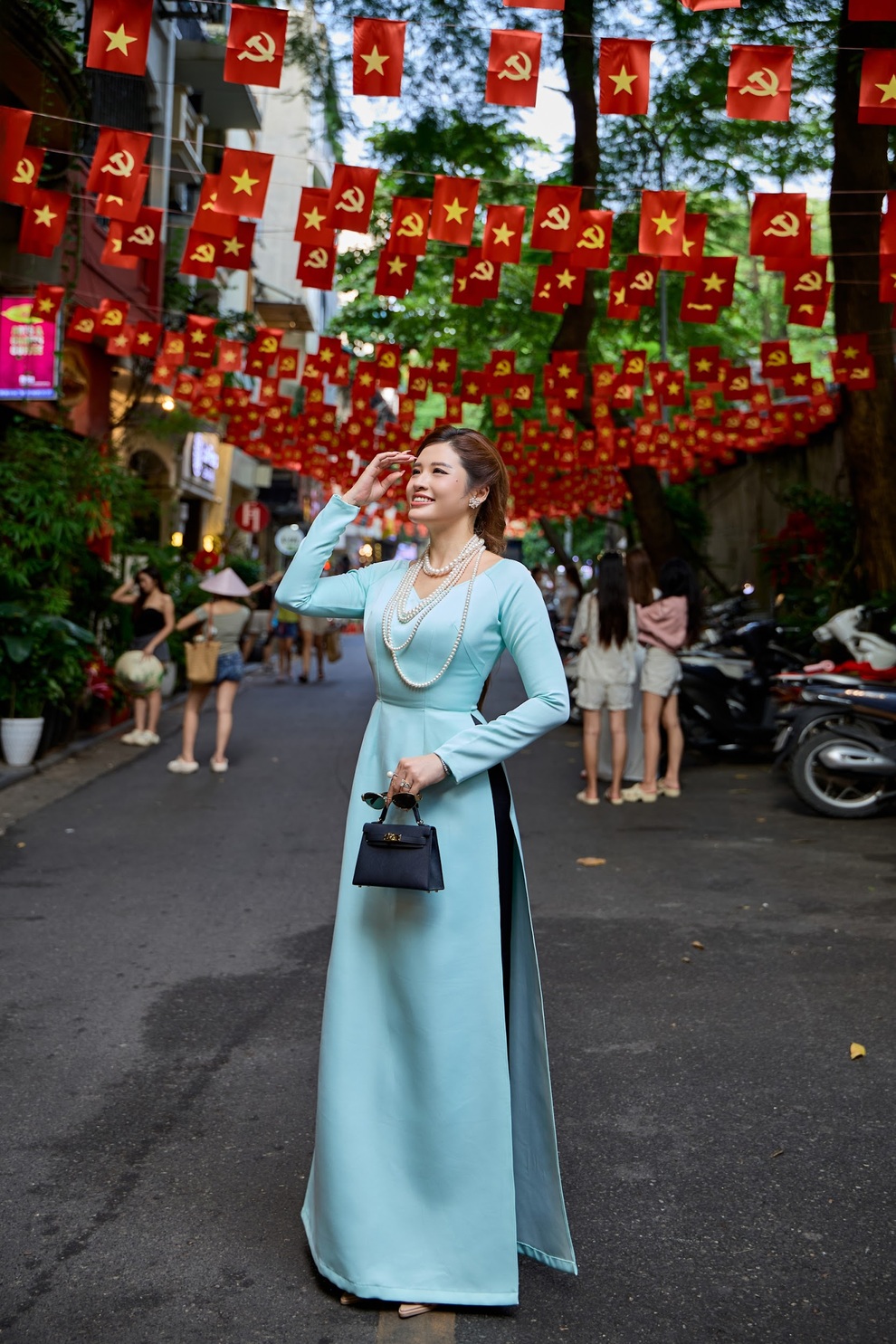 Phan Hoàng Thu diện áo dài giữa không khí Hà Nội rực rỡ cờ hoa - 2 Phan Hoàng Thu diện áo dài giữa không khí Hà Nội rực rỡ cờ hoa - 2