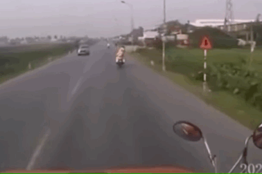 Hai cô gái đi xe máy lao vào đầu xe container vì "né" CSGT