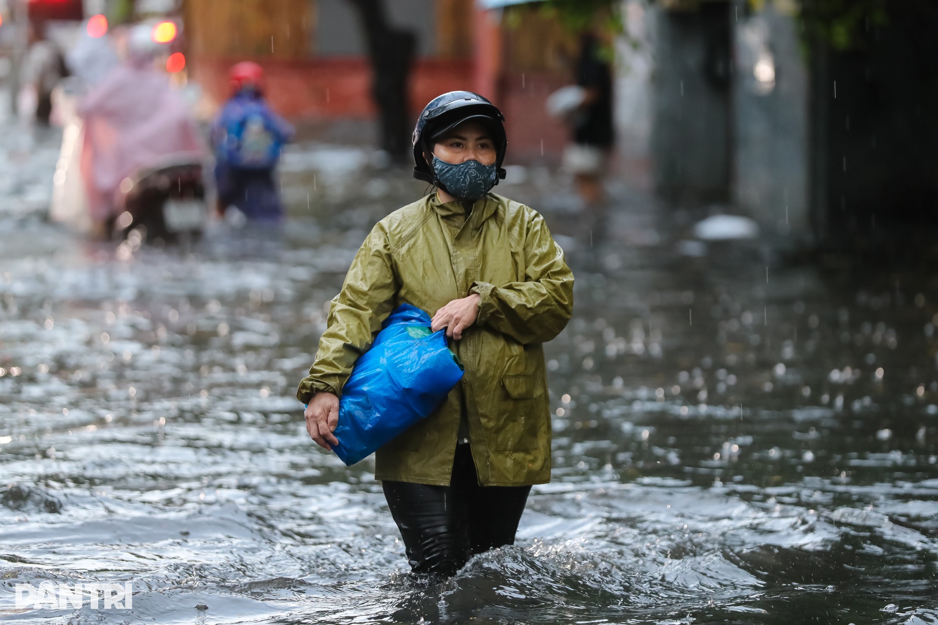 Người dân ngã nhào trên đường ngập ở khu nhà giàu Thảo Điền - 7 Người dân ngã nhào trên đường ngập ở khu nhà giàu Thảo Điền - 7