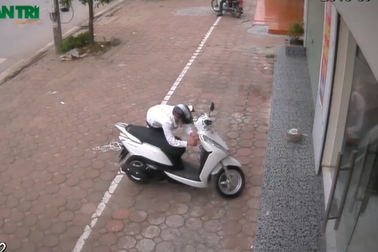 Clip trộm xe máy siêu nhanh trong 4 giây tại Phú Diễn (Hà Nội)