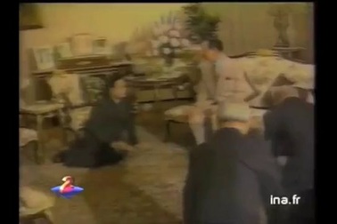 Tướng đảo chính quỳ phục Quốc vương - Bức ảnh chấn động lịch sử Thái Lan