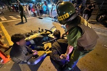 Người tham gia giao thông gặp họa vì 2 thanh niên vác rựa đánh nhau