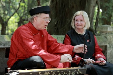 Đại sứ Canada mặc áo dài hát “Người ơi, người ở đừng về”