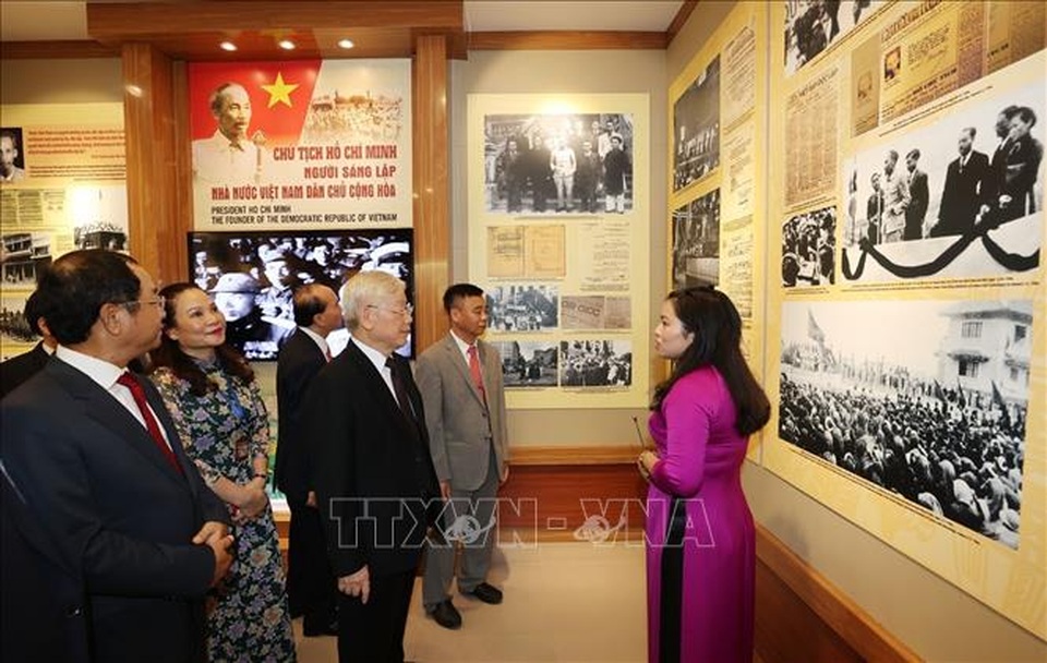 Tổng Bí thư, Chủ tịch nước dâng hương tưởng nhớ Chủ tịch Hồ Chí Minh - 4 Tổng Bí thư, Chủ tịch nước dâng hương tưởng nhớ Chủ tịch Hồ Chí Minh - 4