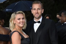 Từ bạn thân đến bạn đời và mối tình đáng ngưỡng mộ của cầu thủ Harry Kane