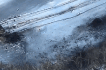 Xe bọc thép Nga nổ tung sau màn cận chiến ở miền Đông Ukraine