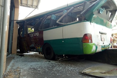 Vụ xe buýt đổ dốc cầu tông chết người: Thêm một nạn nhân tử vong