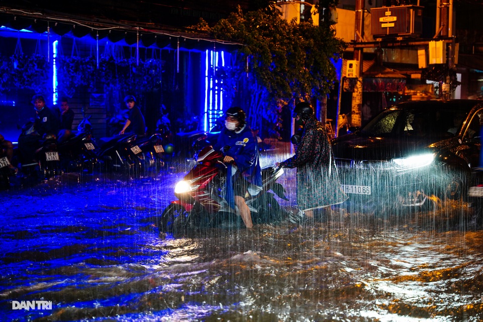 Nước ngập bánh xe, mưa xối xả, đường về nhà vất vả giờ tan tầm - 6