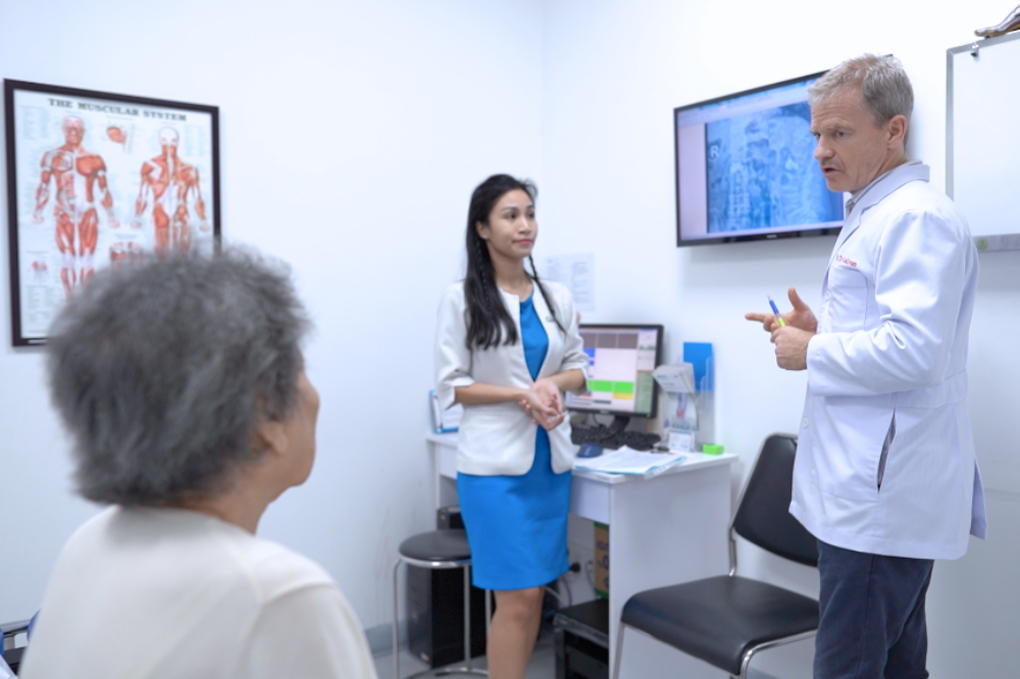 Cụ bà 79 tuổi thoát khỏi cảnh ngồi xe lăn nhờ điều trị bảo tồn chứng xẹp đốt sống - 2 Cụ bà 79 tuổi thoát khỏi cảnh ngồi xe lăn nhờ điều trị bảo tồn chứng xẹp đốt sống - 2