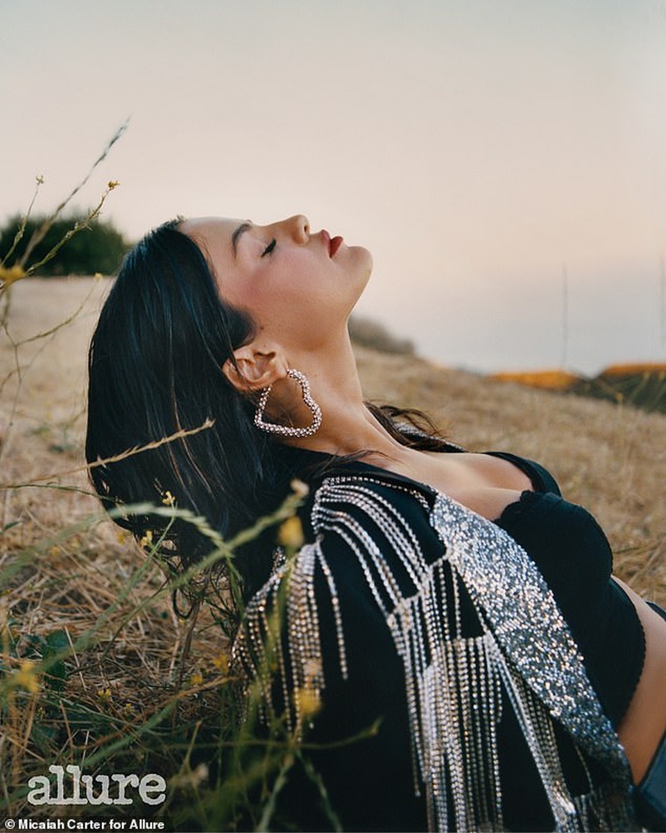 Selena Gomez: “Khi còn non trẻ, tôi chứng tỏ mình bằng cách... khoe thân” - 5 Selena Gomez: “Khi còn non trẻ, tôi chứng tỏ mình bằng cách... khoe thân” - 5