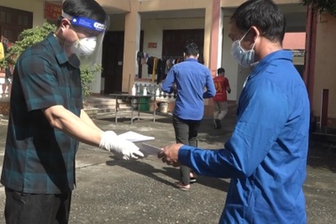 Cấp gạo ăn miễn phí 3 tháng cho người về từ vùng dịch