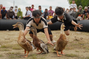 Xã đảo duy nhất của TPHCM nhộn nhịp Lễ hội Nghinh Bà Thủy Long